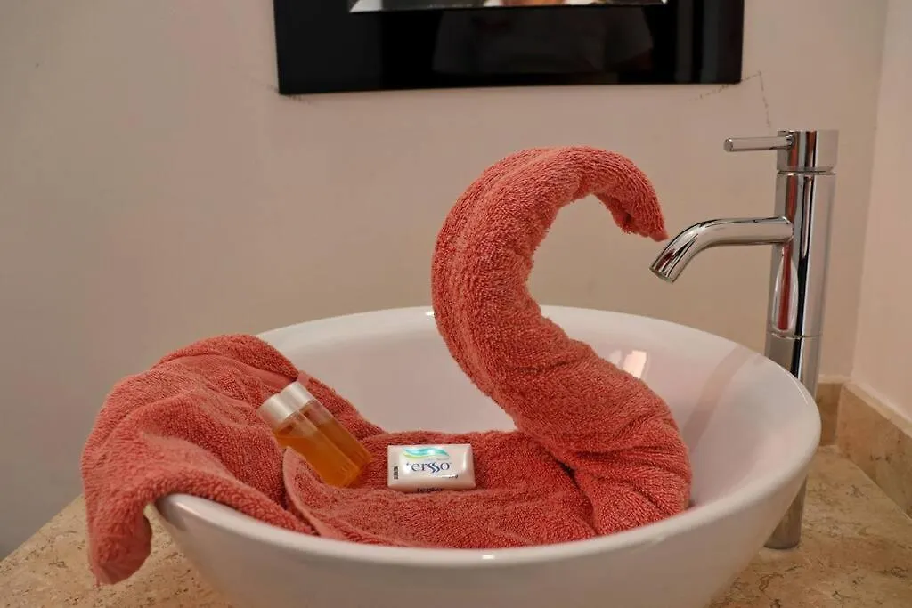 View And Access To The Lagoon~Kg Sz Bed, A/C, Wifi Cancún 0*,  Messico